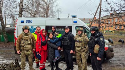 Евакуйований хлопчик та правоохоронці, Великий Бурлук, 19 березня 2026 року