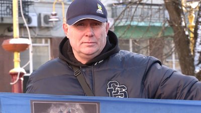 "Друге Різдво без свята — у полоні тато". У Франківську представили виставку малюнків дітей оборонців Маріуполя "Друге Різдво без свята — у полоні тато". У Франківську представили виставку малюнків дітей оборонців Маріуполя