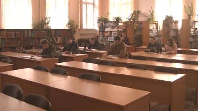 Дехто з хмельничан "переживав" відсутність електроенергії у бібліотеці з книжкою. Дехто з хмельничан "переживав" відсутність електроенергії у бібліотеці з книжкою.