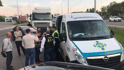 Вінницькі правоохоронці викрили корупційну схему збагачення посадових осіб Укртрансбезпеки Вінницькі правоохоронці викрили корупційну схему збагачення посадових осіб Укртрансбезпеки