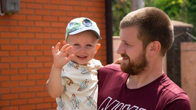 Жителі села в Одеській області відновлюють будинки після ракетної атаки Росії. Юрій Манжура разом із сином Жителі села в Одеській області відновлюють будинки після ракетної атаки Росії. Юрій Манжура разом із сином
