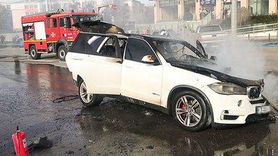 Авто у Чернівцях, яке згоріло внаслідок пожежі Авто у Чернівцях, яке згоріло внаслідок пожежі
