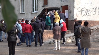 Вижити в черзі: у Смілі зробити ПЛР-тест збираються по пів сотні людей щодня Вижити в черзі: у Смілі зробити ПЛР-тест збираються по пів сотні людей щодня