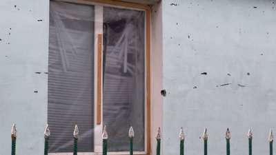 Закривають розбиті дахи та вікна. Волонтери на Миколаївщині ремонтують пошкоджені обстрілами будинки Закривають розбиті дахи та вікна. Волонтери на Миколаївщині ремонтують пошкоджені обстрілами будинки