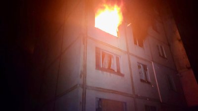 Пожежа у будинку у Курилівці після влучання російської КАБ, 8 грудня
