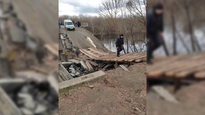 Збивають дошки і насипають землю: люди почали відновлювати мости до Чернігова