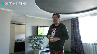 "Здоровенькі були": як карантинить та пише вірші поет Андрій Пермяков "Здоровенькі були": як карантинить та пише вірші поет Андрій Пермяков
