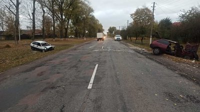 Аварія на Сумщині: травмувалися три людини, одна з них - в реанімації Аварія на Сумщині: травмувалися три людини, одна з них - в реанімації
