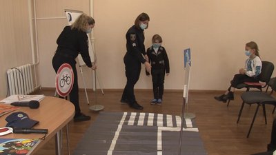 Урок у костюмі регулювальника: у Черкасах школярі вчили правила дорожнього руху Урок у костюмі регулювальника: у Черкасах школярі вчили правила дорожнього руху