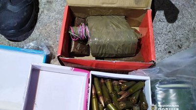 Доставляли гумдопомогу й вивозили зброю: у жителів Вінниччини вилучили арсенал боєприпасів Доставляли гумдопомогу й вивозили зброю: у жителів Вінниччини вилучили арсенал боєприпасів
