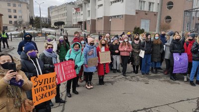 "Б’є – значить сяде!": під якими гаслами на Марш жінок вийшли волиняни "Б’є – значить сяде!": під якими гаслами на Марш жінок вийшли волиняни