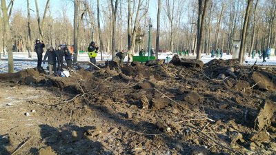 Наслідки влучання ракети РФ у парк Горького у Харкові 8 лютого Наслідки влучання ракети РФ у парк Горького у Харкові 8 лютого