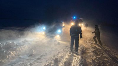 Рятувальники Черкащини звільнили із снігового замету родину з тримісячним немовлям