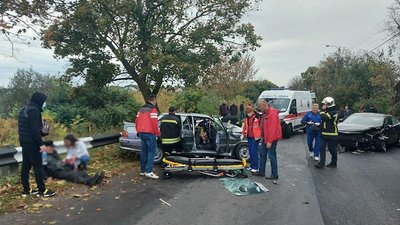 У Рівному зіткнулись легковики, водія довелось деблокувати У Рівному зіткнулись легковики, водія довелось деблокувати