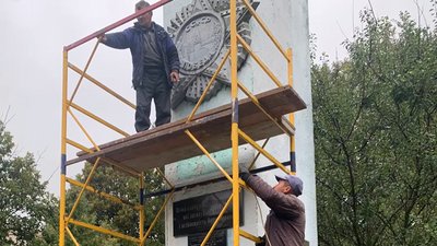 У селищі на Рівненщині демонтували 50-кілограмову радянську зірку У селищі на Рівненщині демонтували 50-кілограмову радянську зірку