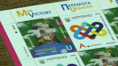 Зображення ліворуч — дівчинки з голубом авторства харків’янки Марії Суслової. Праворуч — новий знак миру за мотивами кельтського любовного вузла. Зображення ліворуч — дівчинки з голубом авторства харків’янки Марії Суслової. Праворуч — новий знак миру за мотивами кельтського любовного вузла.