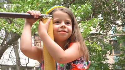 “Мрія — аби Путін здох”: 6-річна дівчинка з Одеси продає браслети й передає гроші волонтерам “Мрія — аби Путін здох”: 6-річна дівчинка з Одеси продає браслети й передає гроші волонтерам