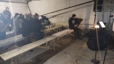 В одному із бомбосховищ міста сумські музиканти влаштували концерт В одному із бомбосховищ міста сумські музиканти влаштували концерт