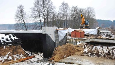 На Чернігівщині встановили перший модульний міст, який передала Франція На Чернігівщині встановили перший модульний міст, який передала Франція
