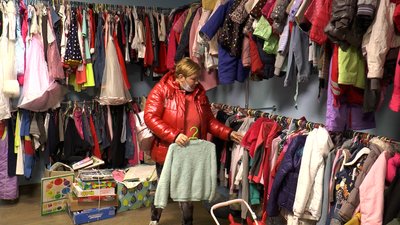 Допомагають сім'ям у складних життєвих обставинах: репортаж із соціальної крамниці у Франківську