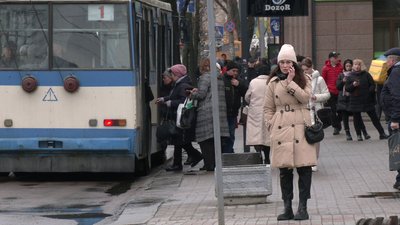 Зупинка громадського транспорту у Рівному