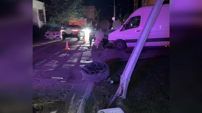 Фото з місця аварії, яка трапилася 5 липня у Чернівцях на вулиці Буковинській