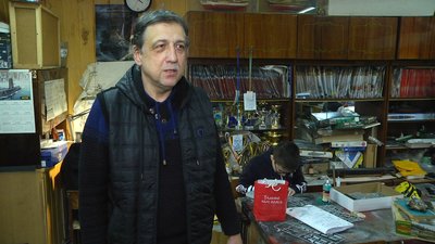 Керівник судномодельного гуртка Юрій Гаркавенко каже, що на всеукраїнському конкурсі його вихованці представляли моделі у 12 номінаціях. Фото: Суспільне. Керівник судномодельного гуртка Юрій Гаркавенко каже, що на всеукраїнському конкурсі його вихованці представляли моделі у 12 номінаціях. Фото: Суспільне.