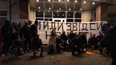 Під будинок судді КСУ на Волині принесли гарбузи Під будинок судді КСУ на Волині принесли гарбузи