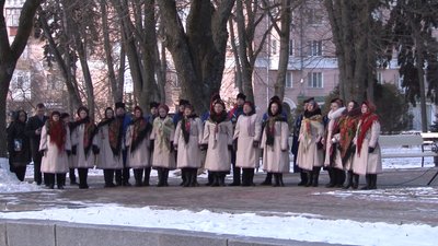 У Полтаві поклали квіти до пам'ятника Тарасу Шевченку У Полтаві поклали квіти до пам'ятника Тарасу Шевченку