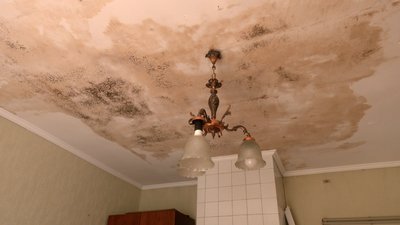 Зруйнований дах на Кирпоноса в Чернігові Зруйнований дах на Кирпоноса в Чернігові