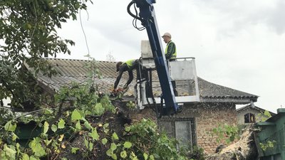 Франківськ після буревію: розчищають парки, лагодять дахи Франківськ після буревію: розчищають парки, лагодять дахи
