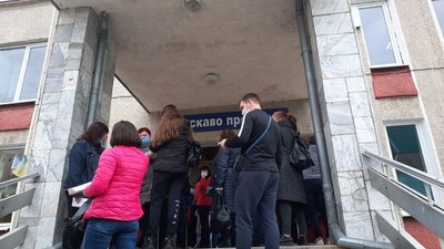 "Черга на вулицю". Як проходить імунізація у франківському центрі вакцинації