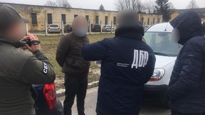 Звільнення від призову за 2000 доларів: на Львівщині затримали начальника медпункту Звільнення від призову за 2000 доларів: на Львівщині затримали начальника медпункту