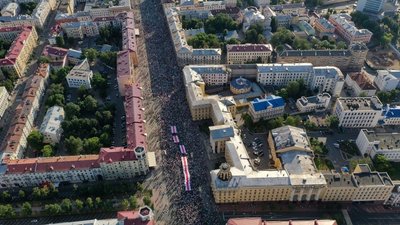 Опоненти Лукашенка заполонили весь центр і площу, де він виступав вдень