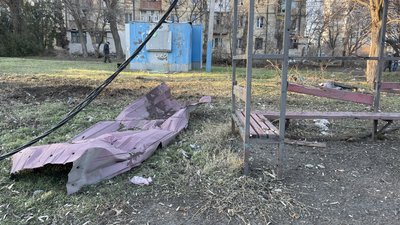 Зупинка громадського транспорту, обірвані дроти, Херсон, обстріли