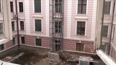 В Чернівецькій ОВА призупинили встановлення інклюзивного ліфта