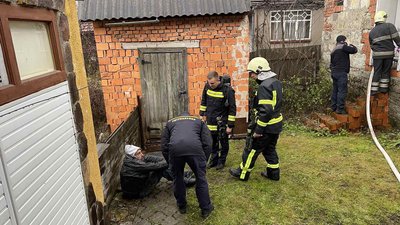 На Закарпатті під час пожежі чоловік отруївся чадним газом. Він у реанімації На Закарпатті під час пожежі чоловік отруївся чадним газом. Він у реанімації