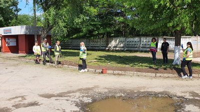 Мешканці мікрорайону в Луцьку заквітчали автобусну зупинку