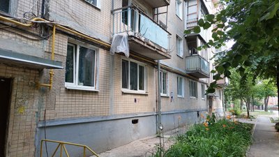 У пошкоджений російським снарядом будинок у Харкові повертаються люди