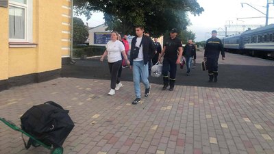 На Житомирщину прибув дванадцятий потяг із евакуйованими жителями Донеччини На Житомирщину прибув дванадцятий потяг із евакуйованими жителями Донеччини