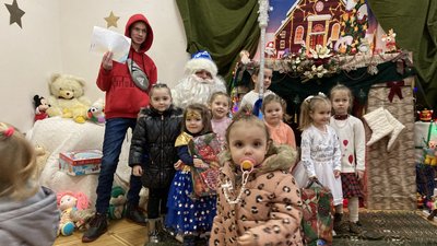 Під новорічні свята діти з Херсонщини отримали подарунки з Англії