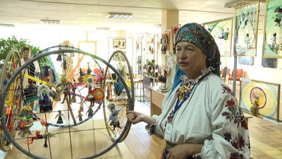 300 ляльок у 30 композиціях – у Житомирі відкрилася виставка ляльок-мотанок майстрині Ірини Тюріної
