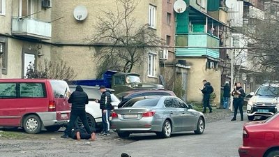 На Закарпатті затримали підозрюваних у викраденні елітних авто На Закарпатті затримали підозрюваних у викраденні елітних авто