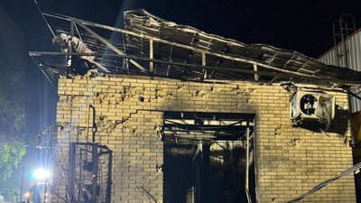 Росіяни вдарили по передмістю Харкова, згоріла будівля в Пісочині Росіяни вдарили по передмістю Харкова, згоріла будівля в Пісочині