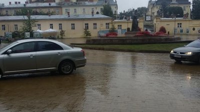У центрі Львова автомобілі об'їжджали затори нещодавно відремонтованим сквером У центрі Львова автомобілі об'їжджали затори нещодавно відремонтованим сквером