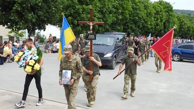 На Тернопільщині в останню дорогу провели бійця Володимира Кукурудзу