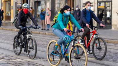 Львівські велосипедисти влаштували акцію під Ратушею