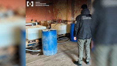На Чернігівщині під виглядом брендованого віскі виготовляли "сурогат" та відправляли службою доставки у Київ На Чернігівщині під виглядом брендованого віскі виготовляли "сурогат" та відправляли службою доставки у Київ