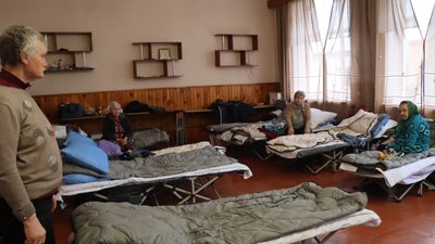 Евакуйовані з Великої Писарівки люди в Охтирці
