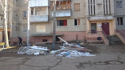 В Охтирці почали прибирати місто від наслідків авіанальотів російських літаків В Охтирці почали прибирати місто від наслідків авіанальотів російських літаків